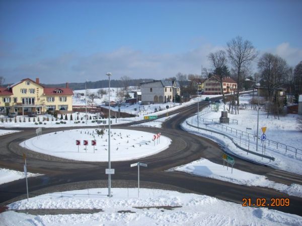 Rondo w Czarnej Dąbrówce zimą.