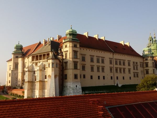 Zamek Królewski w ostatnie dni polskiego lata z pozycji "żywego" drona na dachu.