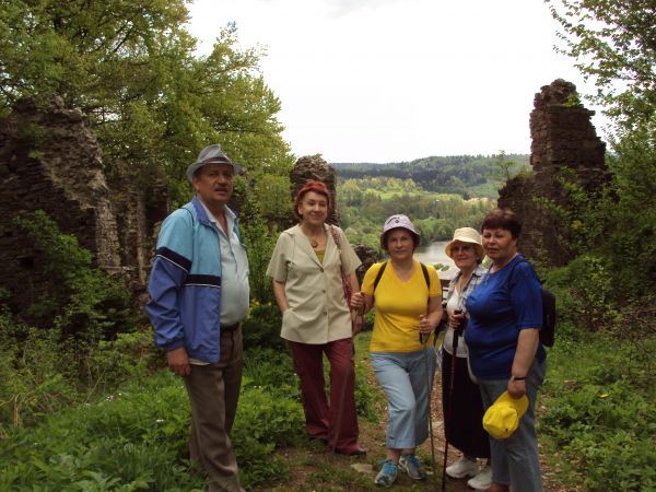 na zamku Sobień - w ruinie. Zniszczony został w 1474r. podczas najazdu wojsk węgierskich króla Macieja Korwina i od tego czasu zaczął popadać w ruinę.