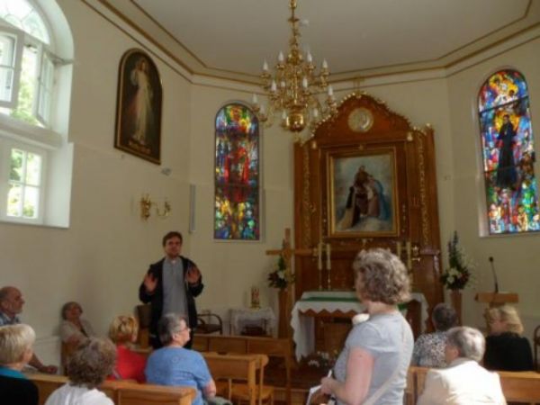 w kaplicy klasztornej - ksiądz przewodnik przekazuje treści o klasztorze i fakcie internowania Prymasa Tysiąclecia ks. kardynała Stefana Wyszyńskiego.