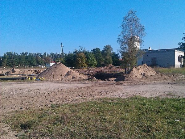 Plac budowy nowej szkoły średniej w centrum miasta Tam gdzie obecnie znajduje się czynna jeszcze szkoła średnia i z uwagi na  charakter przemysłowy tamtego tere