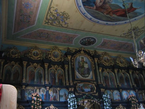 Drewniana filialna cerkiew greckokatolicka p.w.  św. Paraskewii w Hołuczkowie . Zbudowana w 1858 przez miejscowego cieślę Konstiantyna Melnyka. Wewnątrz cerkwi