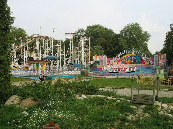 Ogród zoologiczny i lunapark znajdują się w największym parku w Łodzi na Zdrowiu.