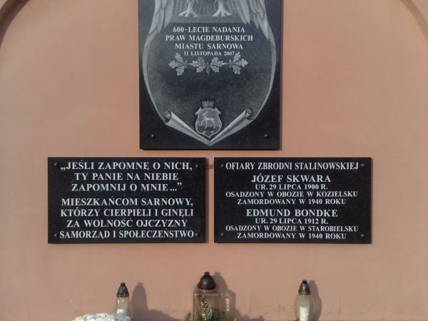 Tablice kamienne na ścianie ratusza.