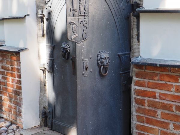 świątynia bywa nazywana Mazowieckim Wawelem - bo wydzieloną częścią są podziemia grobowe - katakumby, gdzie znajdują się m.in. groby Zygmunta Krasińskiego oraz