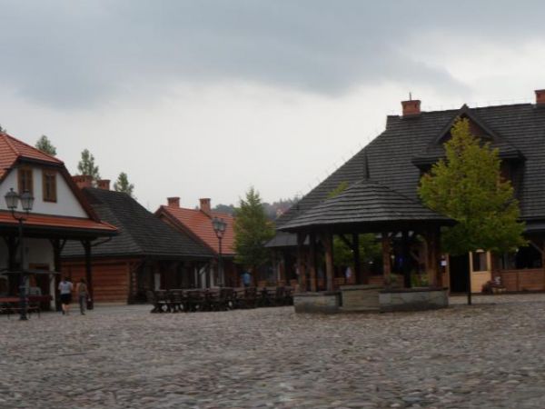 Miasteczko Galicyjskie - rekonstrukcja zabudowy małomiasteczkowej, n/z za studnią dwór szlachecki a po prawej domy mieszczańskie.