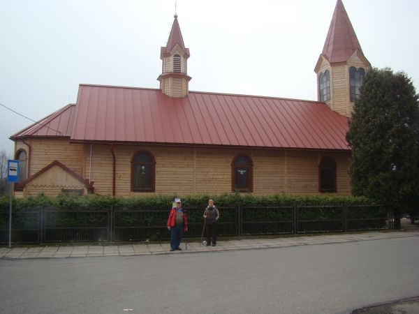 Kościół Polsko-Katolicki  pw. Najświętszego Serca Pana Jezusa - przed / obok bryły świątyni.