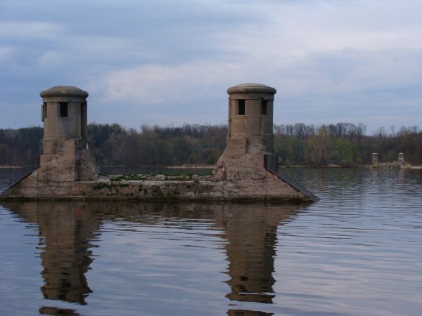 Kamienne podpory po dawnym moście kolejowym (16.04.2008)