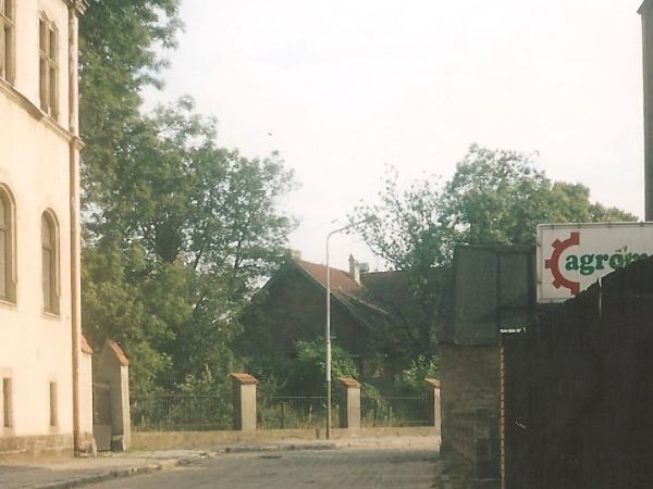 Grodzisk Wielkopolski-ul. Więzienna, w głębi daw.dom Sędziego.
