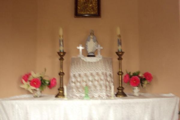 kapliczka przydrożna - wystrój i uposażenie, służyła już w XIXw. wiernym obrządku łacińskiego - wtedy tu mieszkańców stanowiących mniejszość, ale godnym podkreś