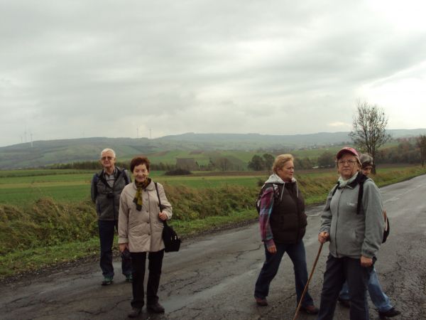 pasmo Żurawinki z farmą wiatrakową a bardziej na prawo zalesione pasmo Dziadów z wieżą przekaźnikową a poniżej m. Płonna /jest galeria - zapraszam/ a ta droga d