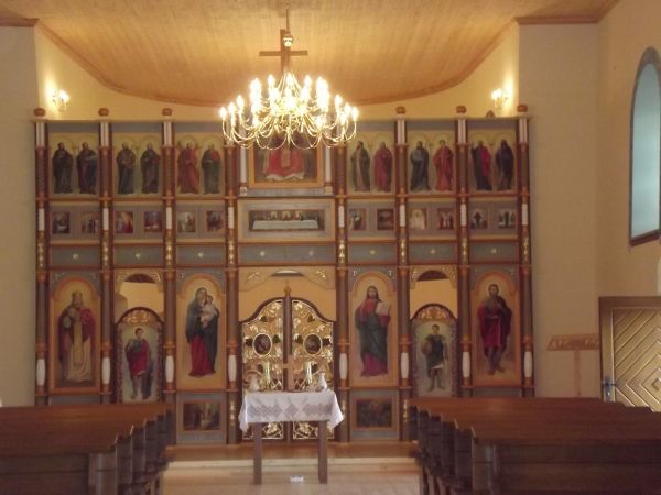 w ołtarzu głównym - w cerkwi oddanej wiernym we wrześniu 2013r. po gruntownym remoncie - nastawa, trybuna / pulpit i ikonostas oraz ławki /współczesne/.