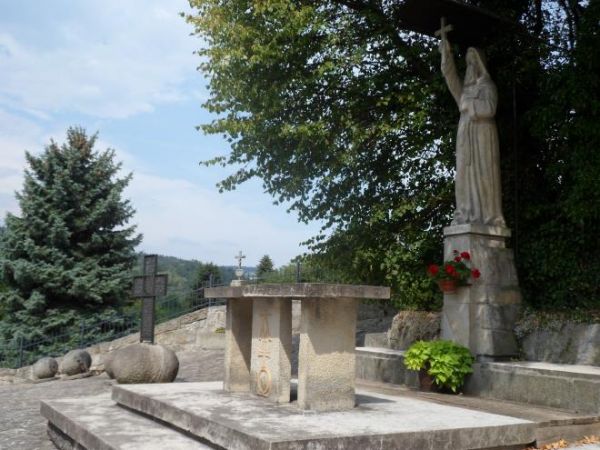 kamienna figura św. Świerada - pustelnika, który w roku około 1018 wraz z uczniem Benedyktem uczestniczył w chrystianizacji słowackiego i węgierskiego ludu a w