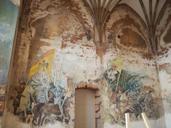 te malowidła - ich "strzępy" no i te kolory a raczej brak barw towarzyszący zniszczeniom - pewnie wyzwoli "gwiazdkowanie po połowie" - tyle ! ... tusz oszczędza