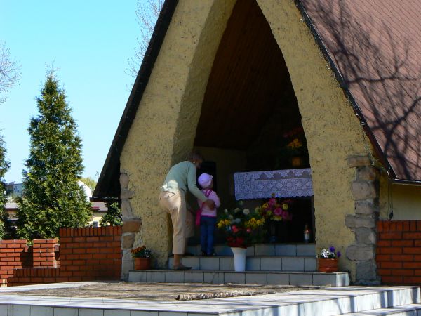 Grota przed kościołem.