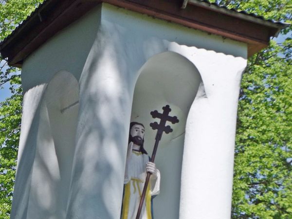 figura św. Jana w kapliczce wśród lasu - na terenie dawnej wsi Hroszówka,  wieś wysiedlona - tu pamiątka jej przeszłości, słabo widoczne i nieliczne inne ślady