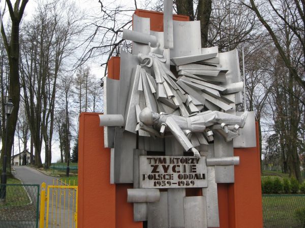 Pomnik Pamięci Narodu - przy Parku Jordanowskim, przebudowany w 1992 roku poprzez dodanie wymownej dekoracji metaloplastycznej.