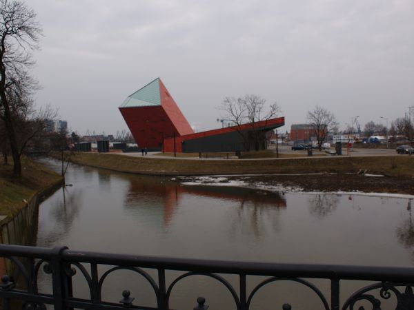 Muzeum II Wojny Światowej - od ul. Wapienniczej.