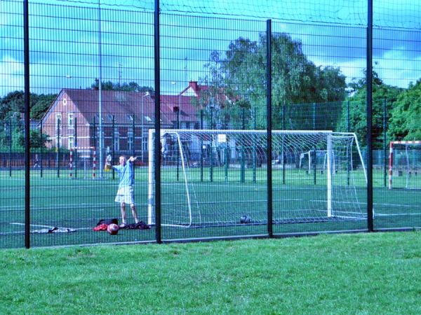 Urywek Al. Zwycięstwa widziany przez pryzmat "Orlika"przy boisku LO.