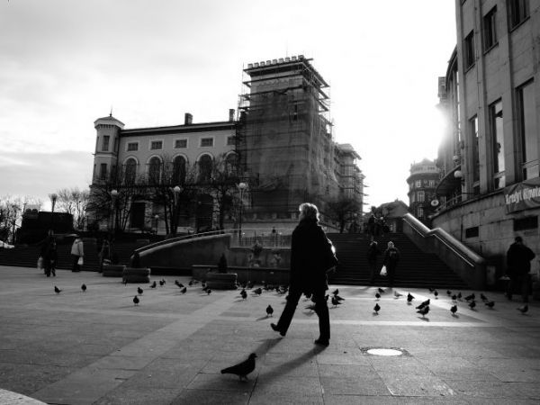 Plac Władysława Chrobrego, w dalszym planie fontanna z trzema zupełnie nagimi chłopcami autorstwa bielskiego rzeźbiarza Mieczysława Hańderka oraz wciąż remontow