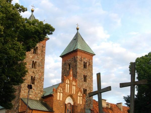 Kościół Zwiastowania Najświętszej Marii Panny, choć we właściwej swej bryle pochodzi z drugiej ćwierci XII w. i uznawany jest za bardzo cenny zabytek architektu