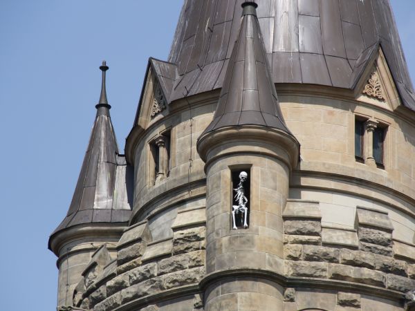 wieże wysokie, strzeliste, strome, bez chwytników - toteż bał się skakać, no  i pozostał...