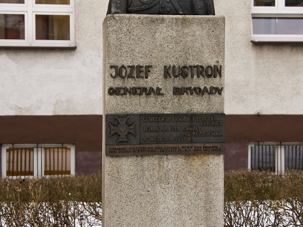 Nowy Sącz-Pomnik gen. Józefa Kustronia