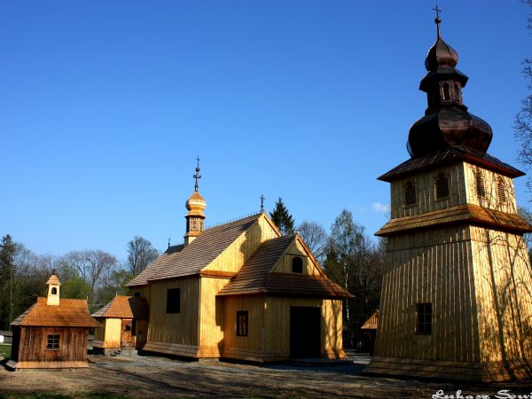 Nowa częśc skansenu Orawski Park Etnograficzny w Zubrzycy Górnej. Na fotografii drewniany kościół przewieziony z Tokarni