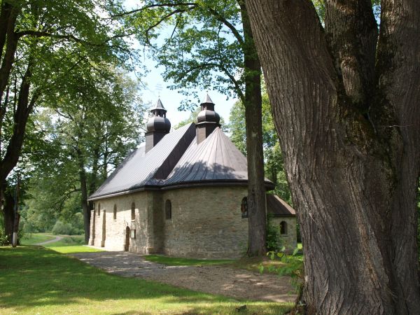 pomnik przyrody - na planie pierwszym, w otoczeniu cerkiewnym i świątynia.