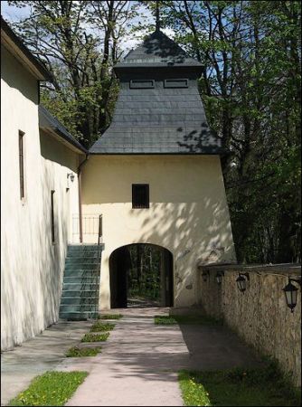 Wejście na teren klasztorny. Kościół p.w. św. Karola Boromeusza wzniesiono w latach 1624/28, a klasztor przeznaczony dla Bernardynów w latach 1629/31.