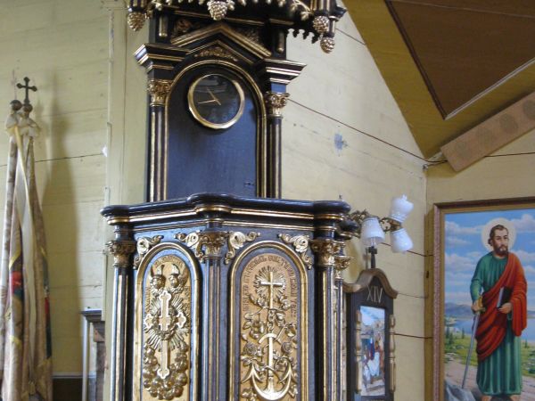 wnętrze świątyni - z akcentem na po prawej, na ambonę - konserwowaną w 1988 roku.