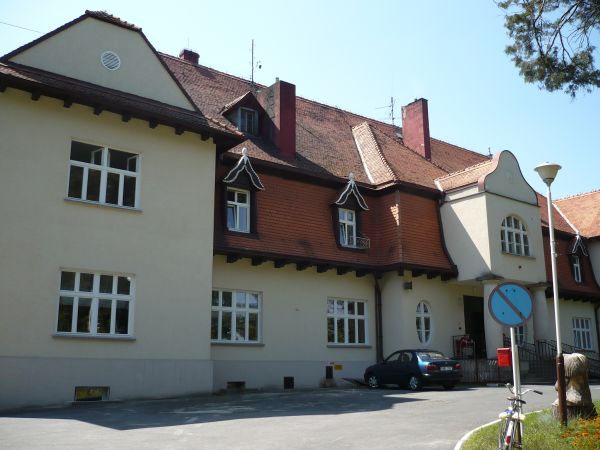 Dwór Brodowskich zbudowany po 1918r.obecnie Dom Pomocy
Społecznej złożony z kilku parterowych brył krytych dachami
mansardowymi oraz piętrowych ryzalitów. Wok