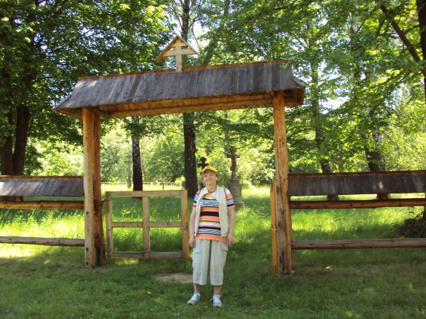 na wzgórzu cerkiewnym, oprócz zgromadzonych w bliskim sąsiedztwie obiektu jest założone lapidarium - tam krzyże nagrobne, cokoły, postumenty cmentarne - przenie