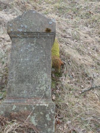 kamienna podstawa pod krzyż nagrobny - na cmentarzu ewangelickim.