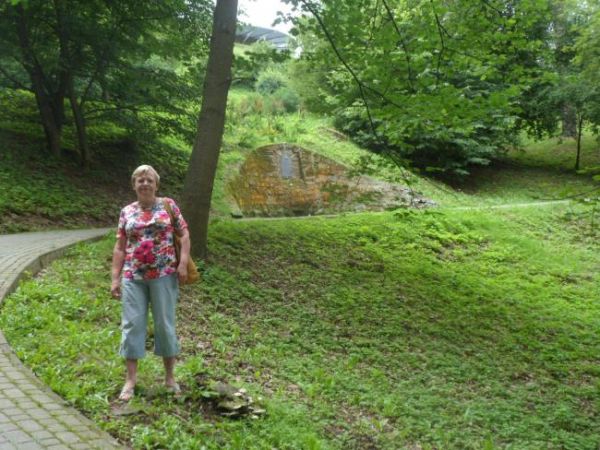 wędrując alejkami parkowymi, których łączna długość wynosi ponad 3 km, na północnym zboczu Kopca Mickiewicza kierujemy się do obudowanego piaskowcem źródełka a