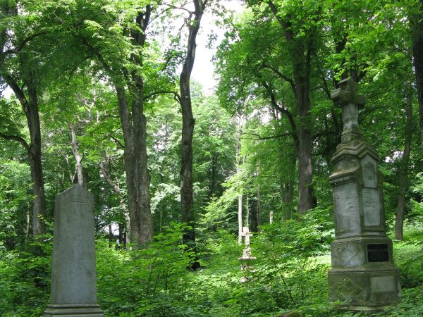 Już w 1643 roku synod płocki pouczał, że przechodząc przez cmentarz, należy się pomodlić za zmarłych -  na cmentarzu greckokatolickim.