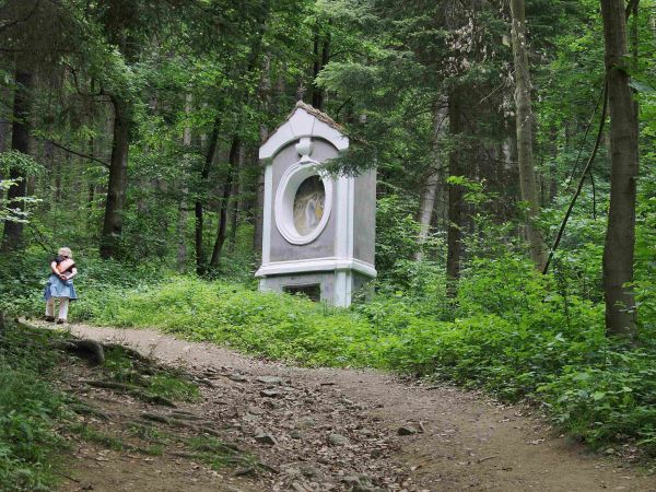 PO DRODZE MIJAMY KAPLICZKI