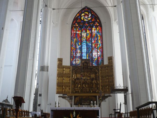 Ołtarz główny poliptyk z 1511-1517r Koronacja MB wykonany przez Mistrza Michała z Aussburga .