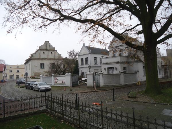 Dawny zajazd z 1777, z lewej daw. Organistówka z 1685