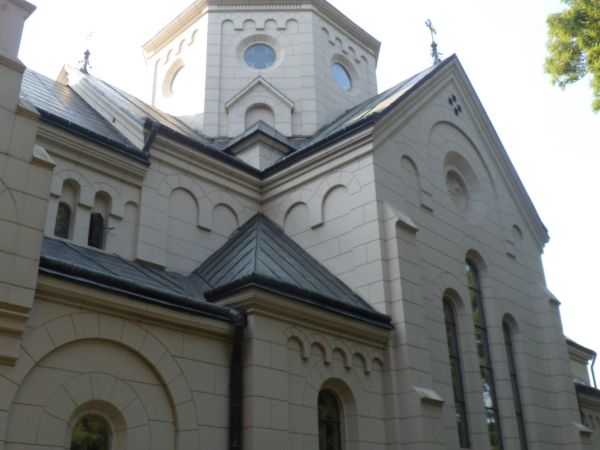 przy kościele, parafialnym,  tuż przy granicy parku pałacowego - dawnej dąbrowy, wzniesiony w latach 1880  - 1895.