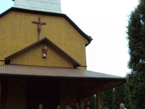 przed wejściem do kościoła, na pamiątkę z panią która udostępniła nam klucze do świątyni - toteż przy okazji - dziękujemy !