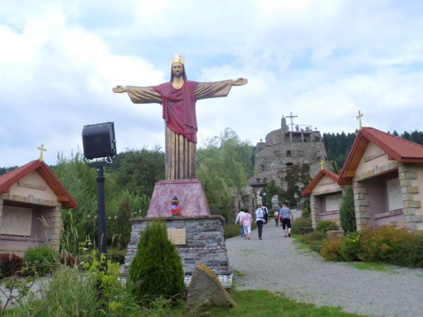 pomnik Chrystusa Króla - pośród Dróżek Maryjnych - przy alei na Golgotę.