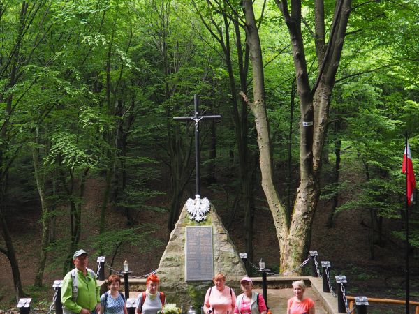 przy pomniku - kurhanie pomordowanych - rozstrzelanych 72 ofiar - mężczyzn przywiezionych tu na skraj wsi i tu przepędzonych, skutych kolczastym drutem, tu zabi