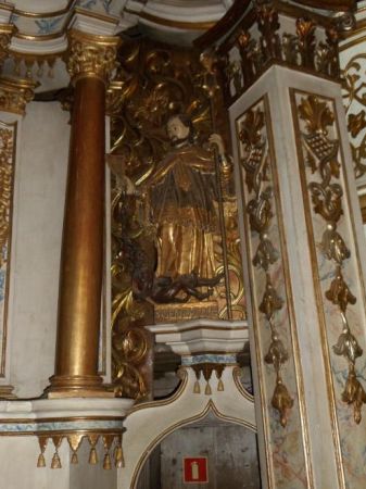 święty wodzi szatana na łańcuchu - to po prawej ołtarza bocznego.