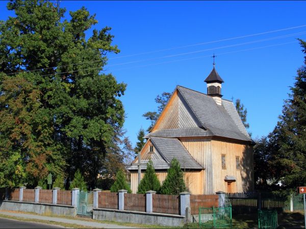 Dawny kościół rzymskokatolicki pw. Objawienia Pańskiego (Trzech Króli), zbudowany w 1754 r. Według tradycji kościół został zakupiony i przeniesiony z Narola.