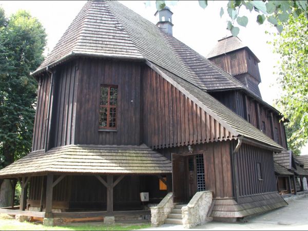 Gotycki , drewniany kościół p.w. Św. Marii Magdaleny wybudowany w 1595 roku  o charakterze obronnym.