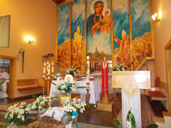 Ołtarz na I Komunię Świętą  ANNO DOMINI 2015 , w Kościele Parafialnym MB Częstochowskiej Królowej Polski .