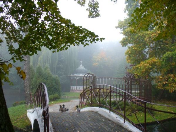 Park miejski im. Stanisława Staszica -widok na zabytkową altanę