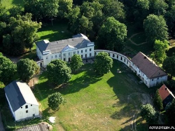 Widok z lotu ptaka na pałac i park w Słubicach