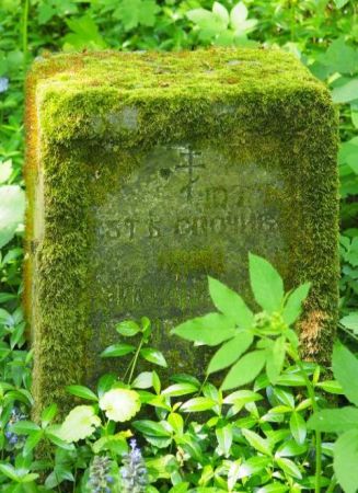 cerkiewne wzgórze - tam pojedyncze krzyże, kilka metalowych - współczesnych, symbolizujące pochówki z dalszej przeszłości, są też pomniki i krzyże nagrobne kami